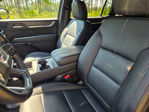 Used 2026 GMC Acadia Elevation w/ Elevation Premium Package FWD image 14