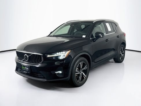 Used 2023 Volvo XC40 B5 Plus AWD/4WD image 3