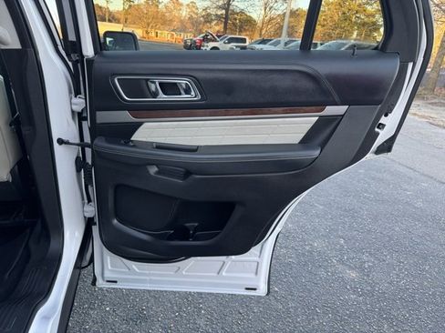 Used 2017 Ford Explorer Platinum image 12