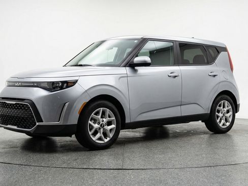 Used 2025 Kia Soul LX w/ LX Technology Package FWD image 3