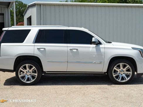 Used 2017 Cadillac Escalade Premium Luxury RWD image 4