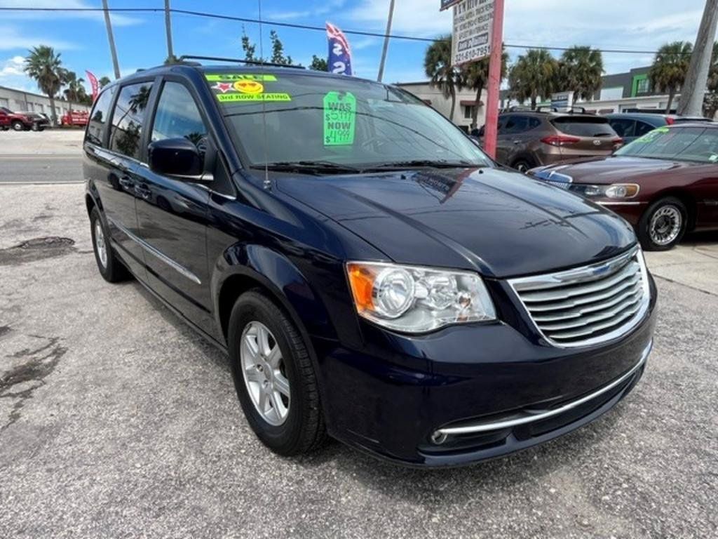 Used 2012 Chrysler Town & Country Touring w/ Entertainment Group #1 FWD image 1