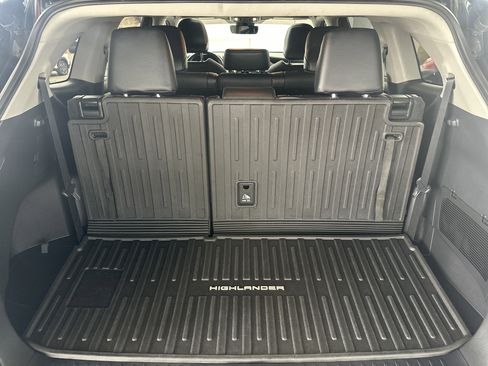 Used 2021 Toyota Highlander XLE image 18