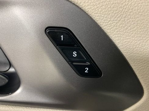 Used 2023 Chrysler Pacifica Touring-L image 18