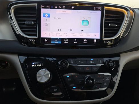 Used 2023 Chrysler Pacifica Touring-L image 11