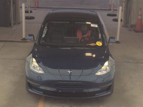 Used 2022 Tesla Model 3 Standard Range image 8