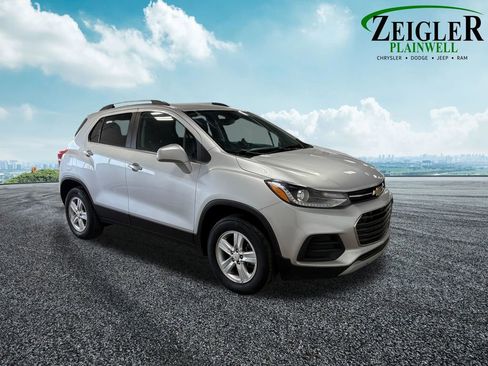 Used 2020 Chevrolet Trax LT w/ LT Convenience Package image 14