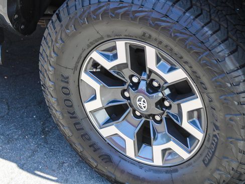 Used 2021 Toyota Tacoma TRD Off-Road w/ Technology Package AWD/4WD image 11