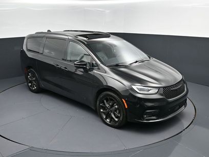 Used 2022 Chrysler Pacifica Limited w/ Uconnect Theater Family Group
