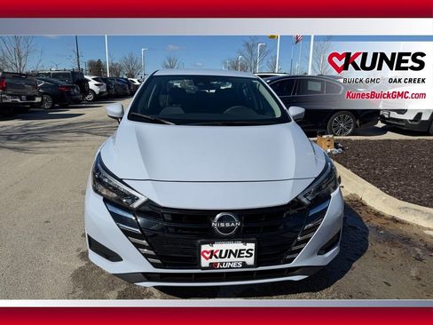 Used 2025 Nissan Versa SV image 3