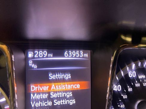 Used 2018 Nissan Titan SV w/ SV Convenience Package RWD image 13