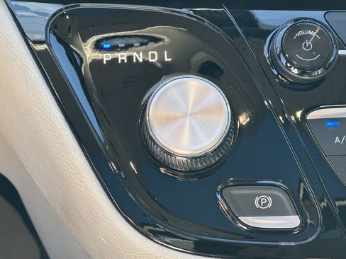 Used 2020 Chrysler Pacifica Limited image 31