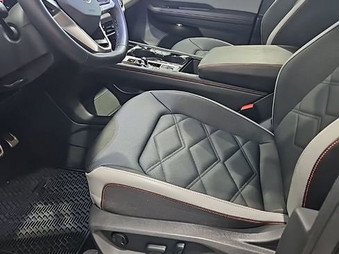 Used 2025 Volkswagen Atlas Peak Edition SE image 31