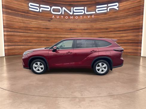 Used 2024 Toyota Highlander LE AWD/4WD image 2