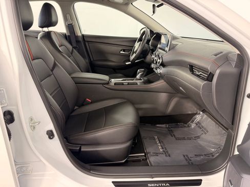 Used 2025 Nissan Sentra SR w/ SR Premium Package FWD image 34