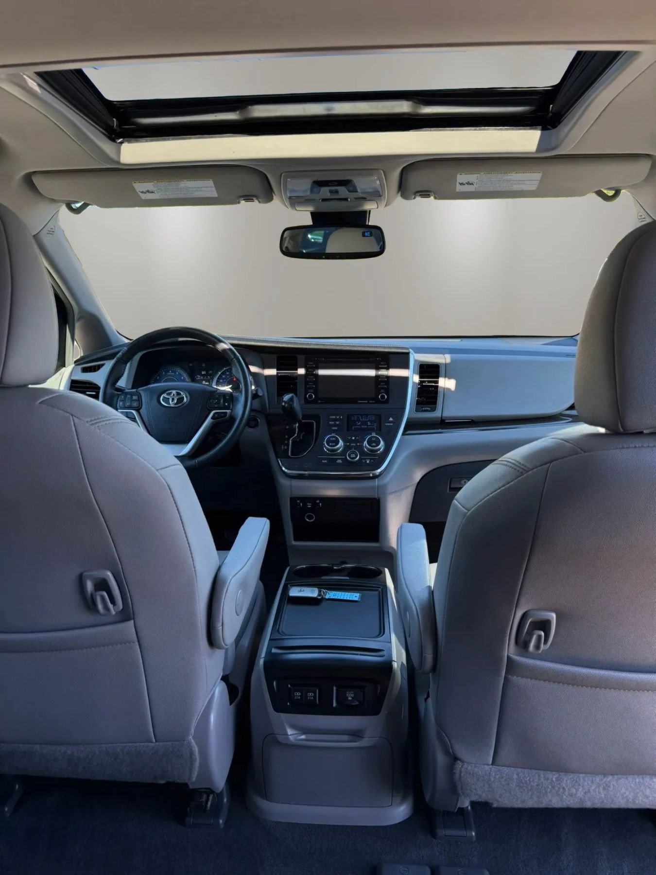 Used 2018 Toyota Sienna XLE w/ XLE Navigation Package FWD image 2