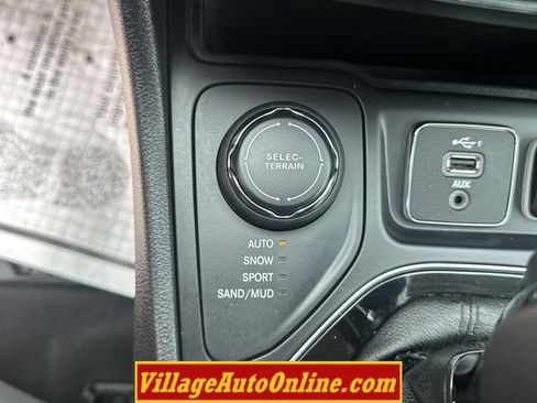 Used 2020 Jeep Cherokee Latitude Plus AWD/4WD image 22