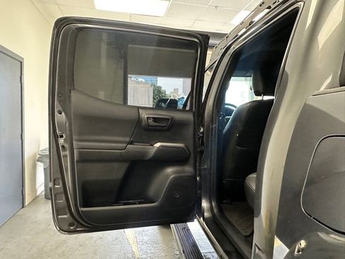 Used 2016 Toyota Tacoma TRD Sport image 14