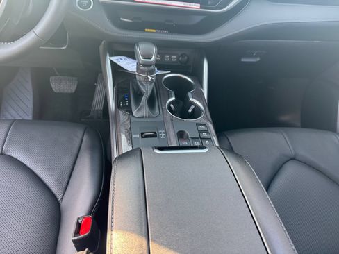Certified 2026 Toyota Highlander Platinum AWD/4WD image 11