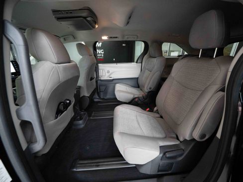Used 2022 Toyota Sienna LE FWD image 24