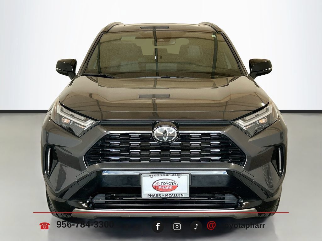 Used 2025 Toyota RAV4 XSE AWD/4WD image 2