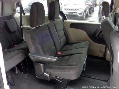 Used 2018 Dodge Grand Caravan SE FWD image 19
