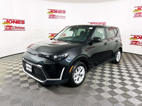 Used 2023 Kia Soul LX w/ LX Technology Package image 11
