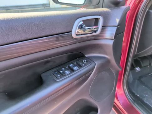 Used 2020 Jeep Grand Cherokee Laredo AWD/4WD image 19
