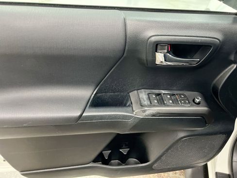 Used 2016 Toyota Tacoma TRD Off-Road w/ Exterior Package AWD/4WD image 21