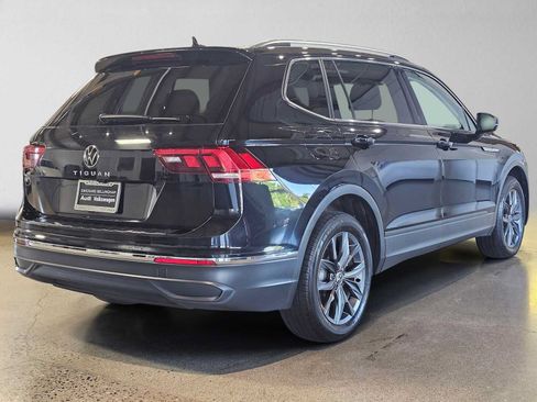 Used 2023 Volkswagen Tiguan SE w/ Panoramic Sunroof Package FWD image 3
