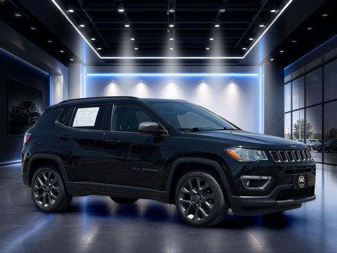 Used 2021 Jeep Compass Latitude w/ Sun and Sound Group FWD image 2