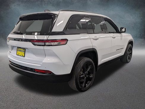 Used 2024 Jeep Grand Cherokee Altitude image 4