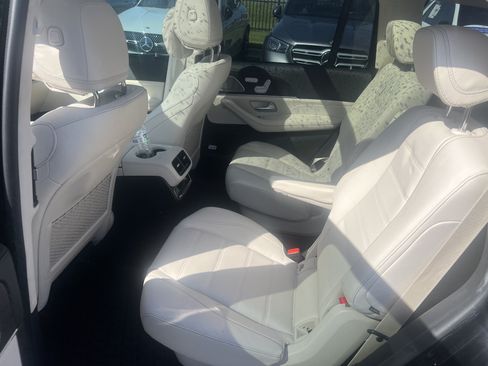 Certified 2025 Mercedes-Benz GLS 450 4MATIC image 31