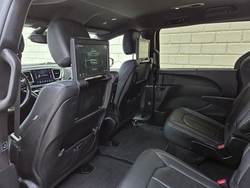 Used 2020 Chrysler Pacifica Touring-L Plus w/ Advanced Safetytec Group FWD image 30