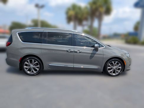 Used 2020 Chrysler Pacifica Limited w/ Tire & Wheel Group FWD image 3