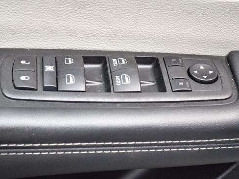 Used 2024 Chrysler Pacifica Touring-L FWD image 19