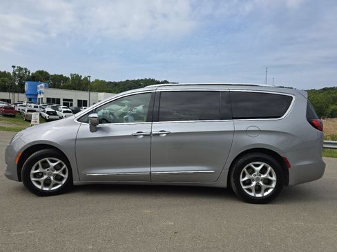 Used 2020 Chrysler Pacifica Limited FWD image 17