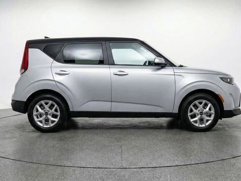 Used 2025 Kia Soul LX w/ LX Technology Package image 11