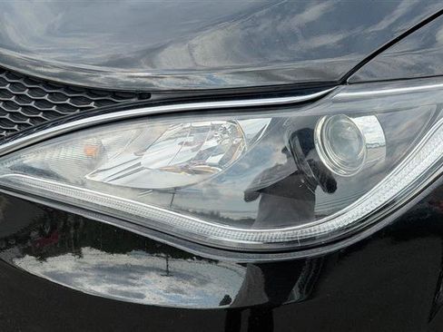 Used 2018 Chrysler Pacifica Touring-L FWD image 12