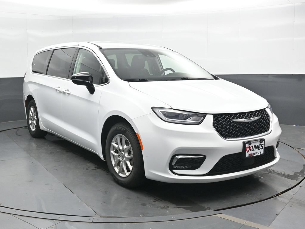 Used 2024 Chrysler Pacifica Touring-L FWD image 5