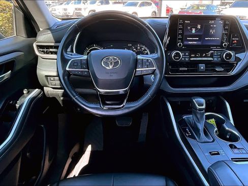 Used 2021 Toyota Highlander XLE image 6