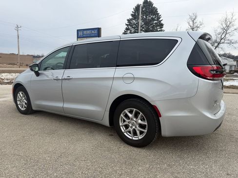 Used 2024 Chrysler Pacifica Touring-L image 7