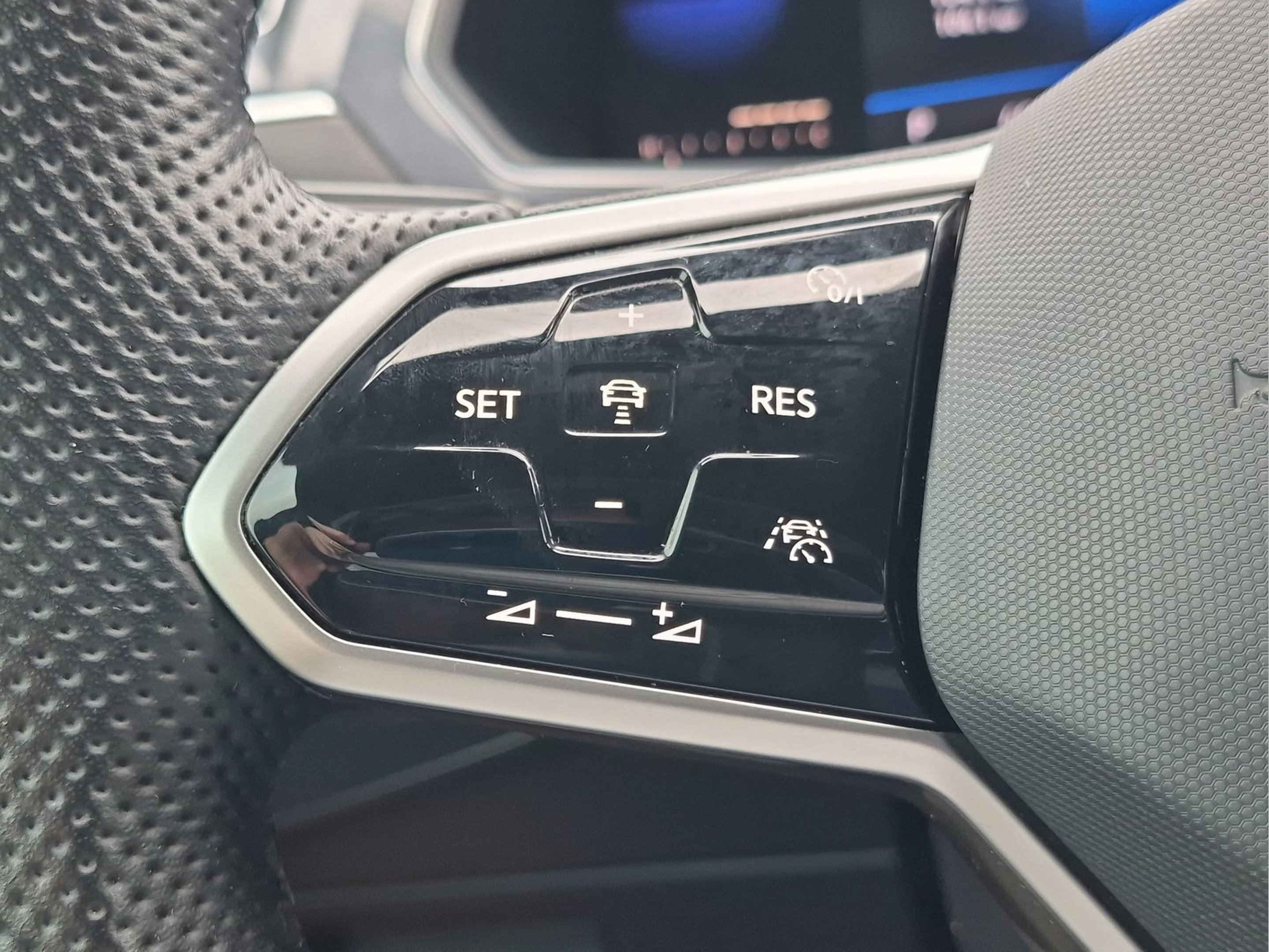 Used 2022 Volkswagen Tiguan SE R-Line FWD image 13
