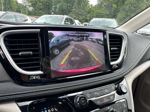 Used 2023 Chrysler Pacifica Touring-L FWD image 16