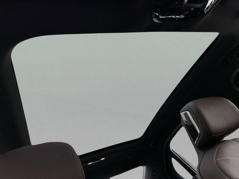 Used 2025 BMW 750e xDrive w/ Executive Package image 33