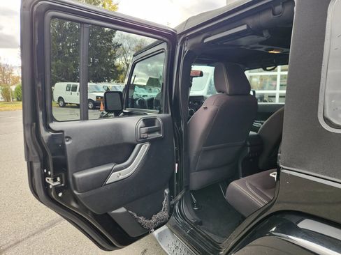 Used 2015 Jeep Wrangler Unlimited Sahara w/ Connectivity Group AWD/4WD image 31