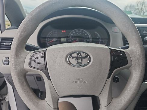 Used 2013 Toyota Sienna LE image 16