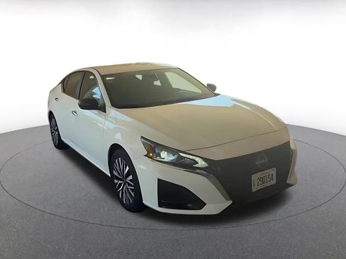 Used 2025 Nissan Altima 2.5 SV FWD image 3