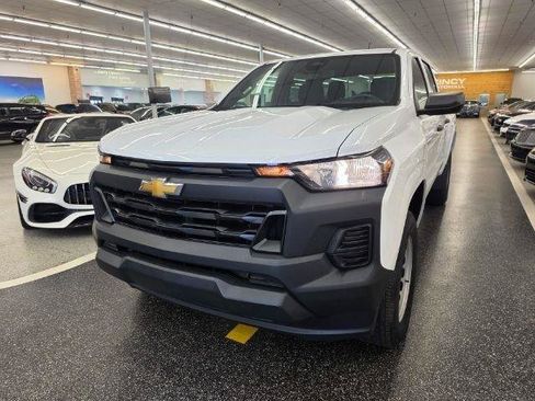 Used 2023 Chevrolet Colorado W/T RWD image 2