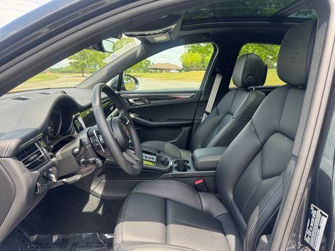 Certified 2025 Porsche Macan Turbo AWD/4WD image 5